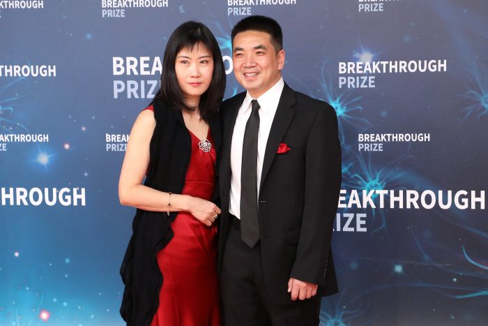 foto que mostra o casal Eric Yuan e sua mulher